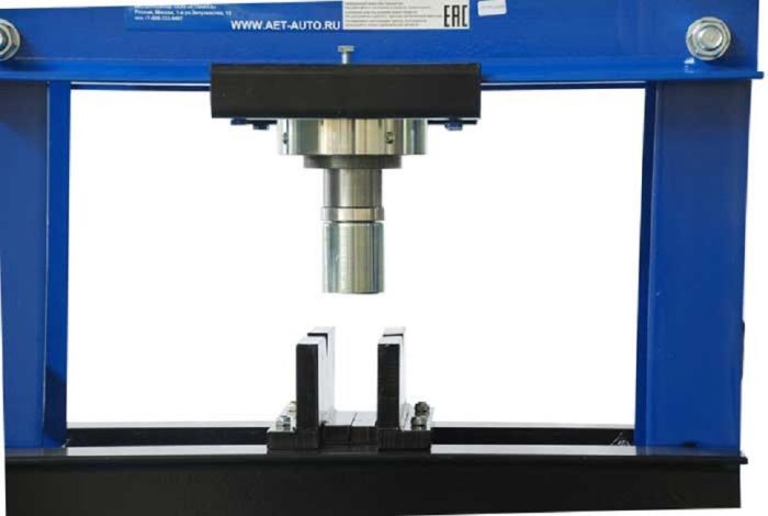 Гидравлический пресс для автосервиса 30 т AE&T Т61230F ручной насос с ножной педалью