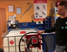 Видеообзор товара Мини АЗС для дизтоплива 220 в с фильтром модуль Azs Artaz F1000-40-220