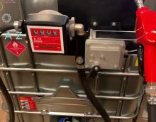 Видеообзор товара Мини заправка с заправочным узлом для бензина 12в Artaz votex1000-0907jul с автоматическим пистолетом с поворотной муфтой