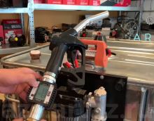 Видеообзор товара Мини заправка для дизельного топлива 12в Artaz Gespasa AG1000-0907jul с фильтром сепаратором и фильтром грубой очистки автоматическим пистолетом